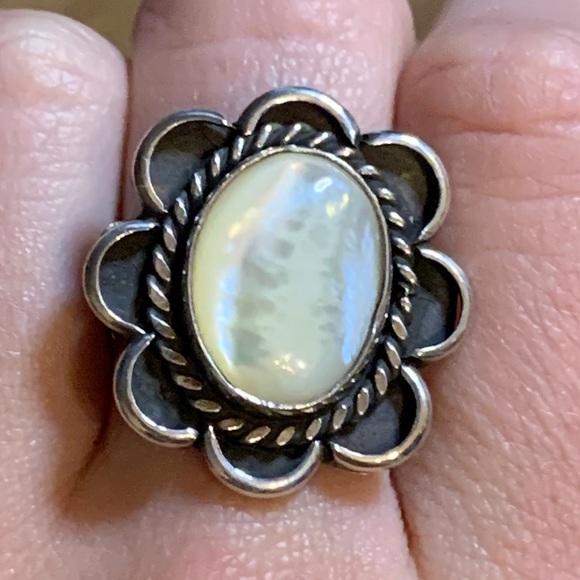 Vintage Mother of Pearl Sterling Silver Ring - Picture 3 of 8